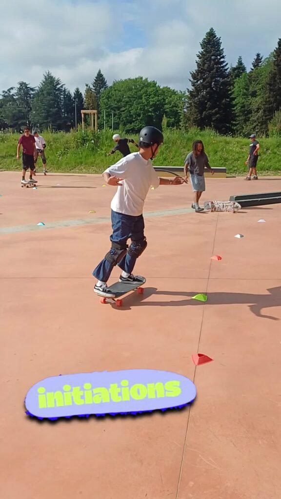Un participant en surfskate sur un terrain extérieur